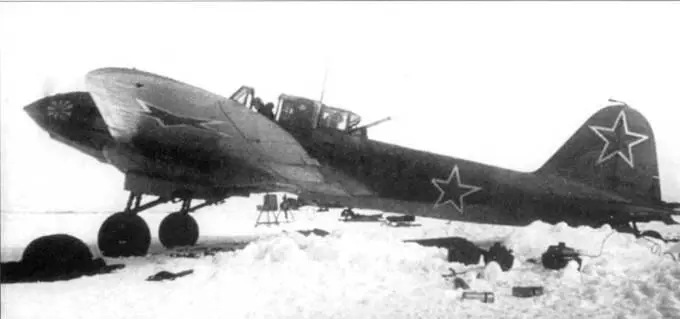 Сфотографированный прогревающим мотор зимой 194445 годов этот Ил2 Тип 3 не - фото 22