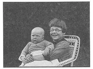 Carol and her younger sister Janice photographed in late 1925 Although The - фото 1
