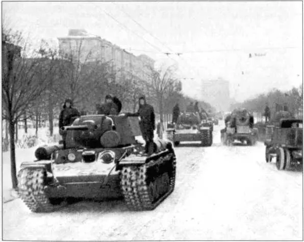 С парада на фронт Постановление ГКО о введении в Москве осадного положения - фото 28