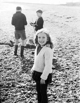Jane Boz and Hugh in background Greystones beach Jim rented an office in - фото 24