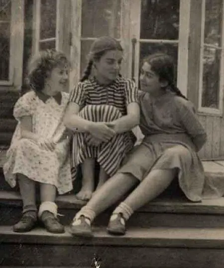 Ниночка Галя и Саша Лето 1954 г Саша Мама Генриетта Яковлевна - фото 46