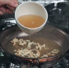 3 Добавить в сковороду с курицей воду сливки отварную пасту рубленую - фото 313