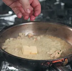 4 Сбрызнуть содержимое сковороды маслом посолить по вкусу перемешать и - фото 314