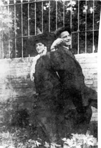 Улыбающийся Маяковский в Киеве в 1913 г Имя дамы вызвавшей его беззубую - фото 6