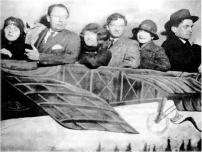 Маяковский и Эльза совершают авиатур в Париже в июне 1925 г Между ними - фото 91