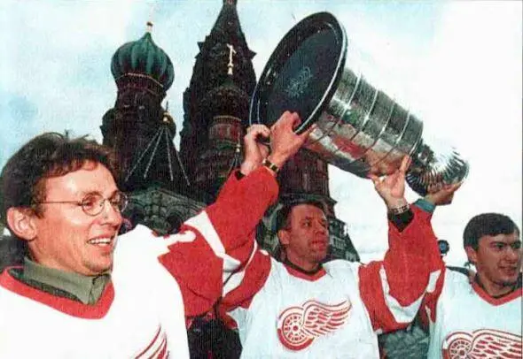 Кубок Стэнли на Красной площади Слева Игорь Ларионов справа Вячеслав - фото 44