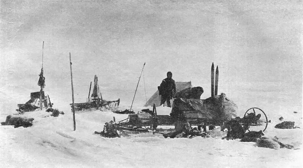 На беспредельном ледяном поле лагерь выглядит маленькой точкой 3 октября 1930 - фото 12