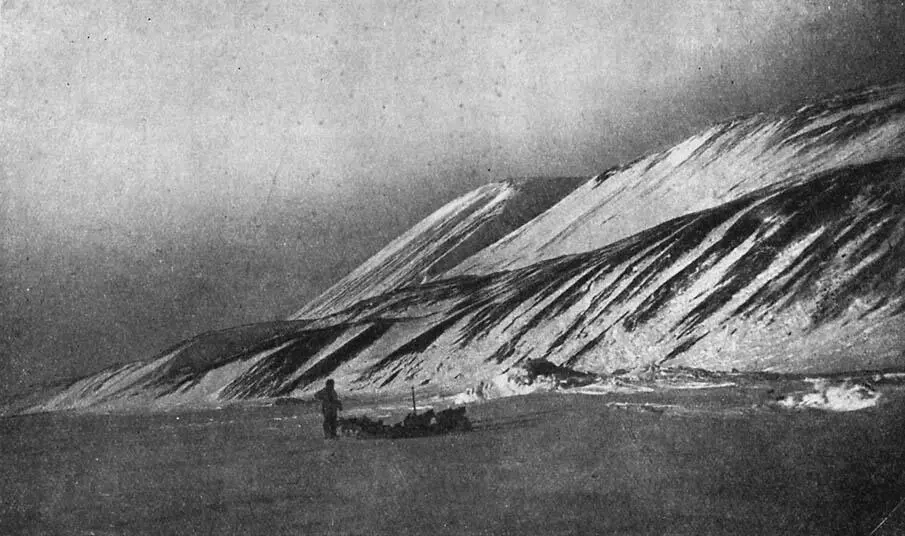 Берег оказался опоясанным широкой террасой Местами она совсем узкая а - фото 44