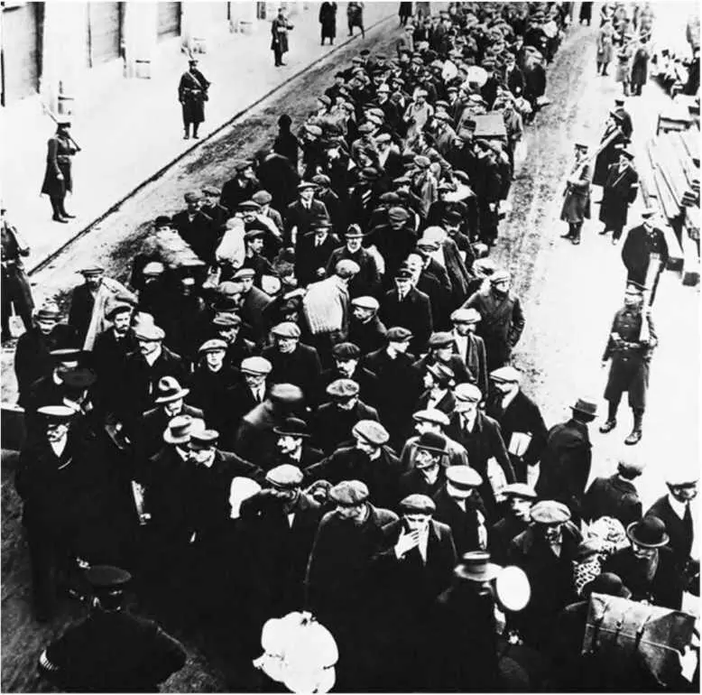 С началом Первой мировой войны в Британии были интернированы все - фото 9