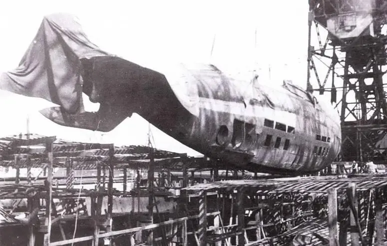 Корпус подлодки Вальтера U 794 переносится 150тонным плавучим краном со своей - фото 30