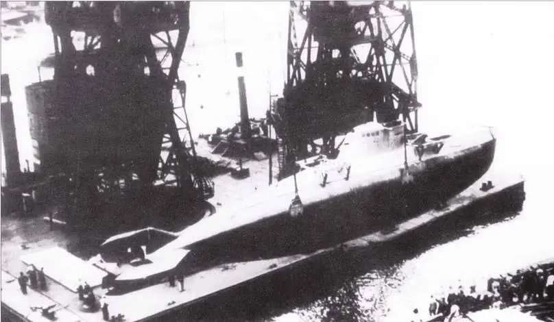 Подъём со стапели U 794 двумя плавучими кранами 7 октябри 1943 г У лодки ещё - фото 35