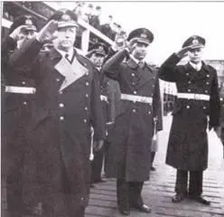 Во время сдачи кригсмарине U 792 присутствовали контрадмирал Тедсен слева с - фото 49