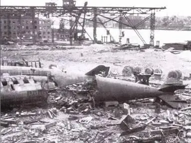 Картина опустошения после налета 8 апреля 1945 г были уничтожены и разбросаны - фото 54