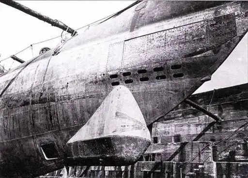 Носовая часть U1407 в сухом доке Хорошо виден выступ балкон локатора с двумя - фото 56