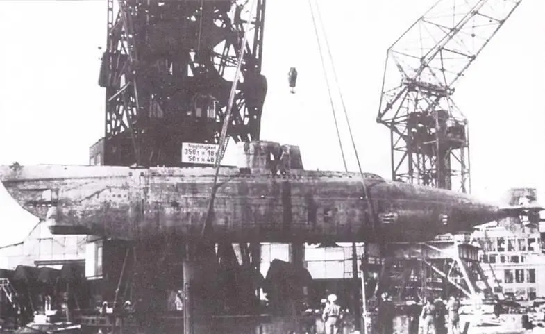 V 1407 во время транспортировки на набережную в ГовальдВерке в Киле при - фото 87