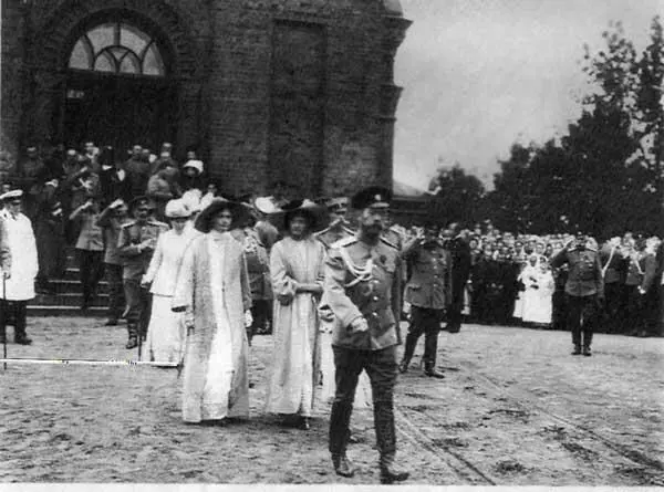 Николай II с дочерьми выходит с молебна Беловежская пуща 1912 г 15 марта - фото 59
