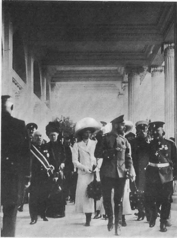 Николай II в Камероновой галерее Около 1910 г 14 октября Как много вреда - фото 52