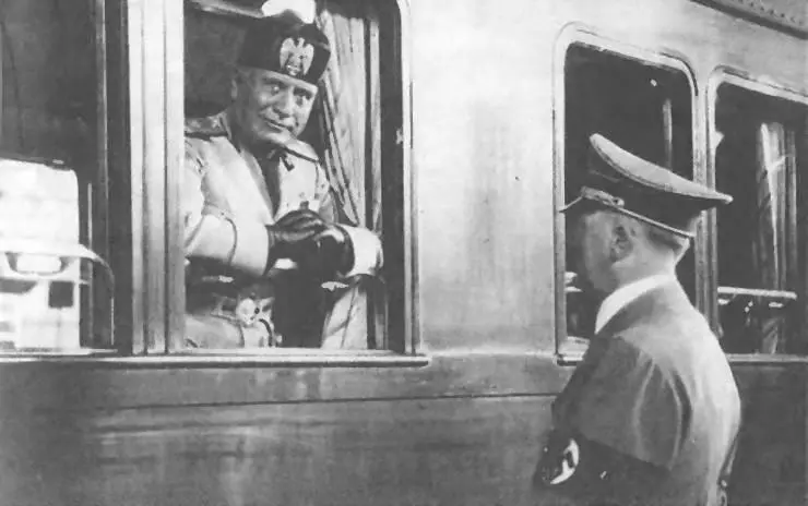 Бенито Муссолини и Адольф Гитлер 30 сентября 1937 года на вокзале в Берлине - фото 25