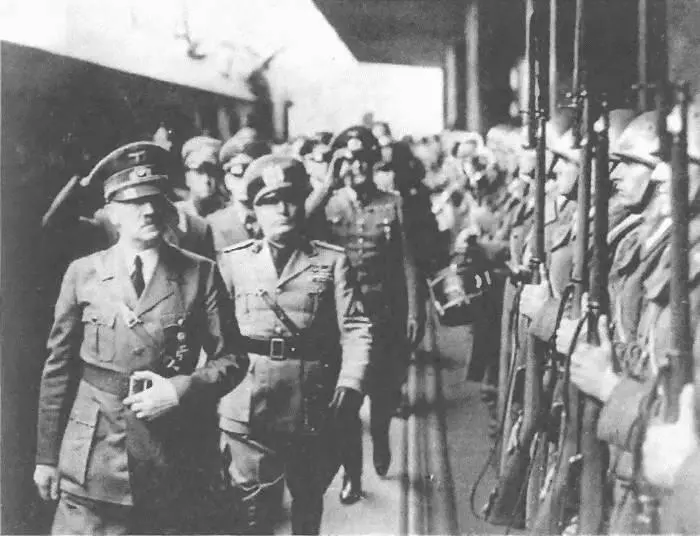 Гитлер и Муссолини 5 октября 1940 года Муссолини выходит из церкви после - фото 26