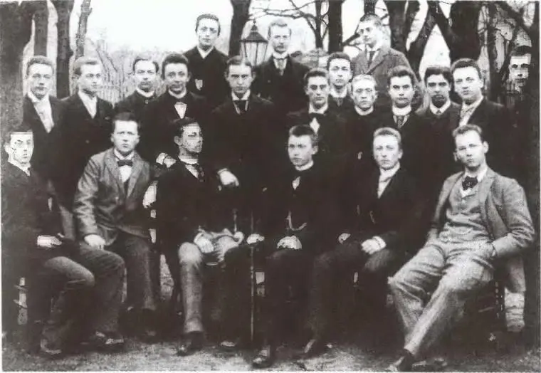 Выпускники 1894 года Аденауэр сидит третий справа Студент юридического - фото 5