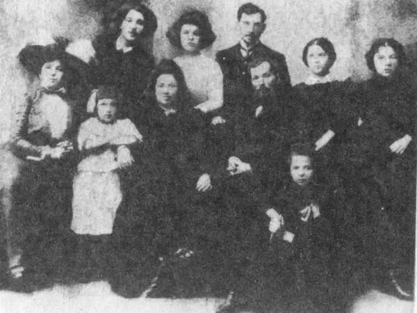 Семья Шагала С женой и дочерью Идой 1917 М Шагал пишет эскизы для Еврей - фото 66