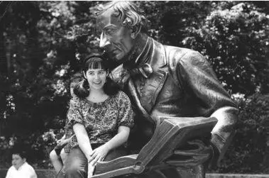 Sitting on the statue of Hans Christian Andersen in Central Park in New York in - фото 3