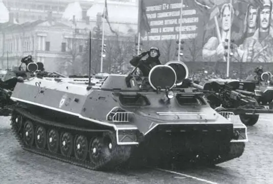 Тягачи МТЛБ с пушками МТ12 проходят по Красной площади 7 ноября 1984 года - фото 2