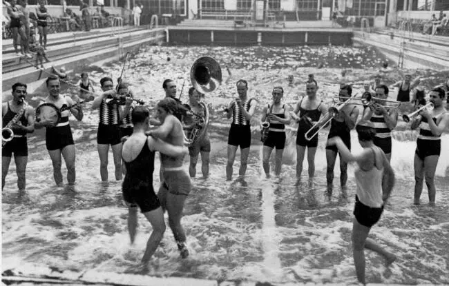 Неизвестный фотограф Бэнд Джека Хилтона играет в Лунапарке Около 1925 г - фото 51