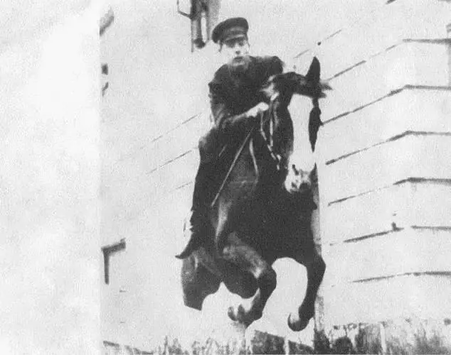 Боевой конь для настоящих мужчин Василий в кавалерийской школе А это - фото 15