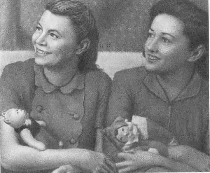 Первая жена летчика Сталина Галина Бурдонская слева Рядом Нина Орлова - фото 32