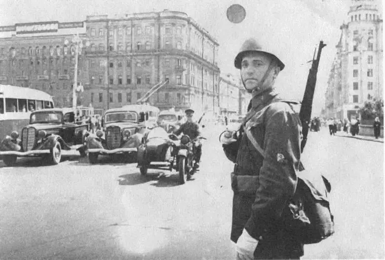 Москва прифронтовой город Улица Горького конец лета 1941го На защиту - фото 37