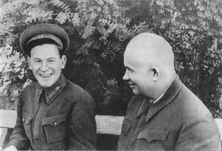 Летчик Василий и Хрущев Никита пока улыбается Никиту в студеную воду - фото 46