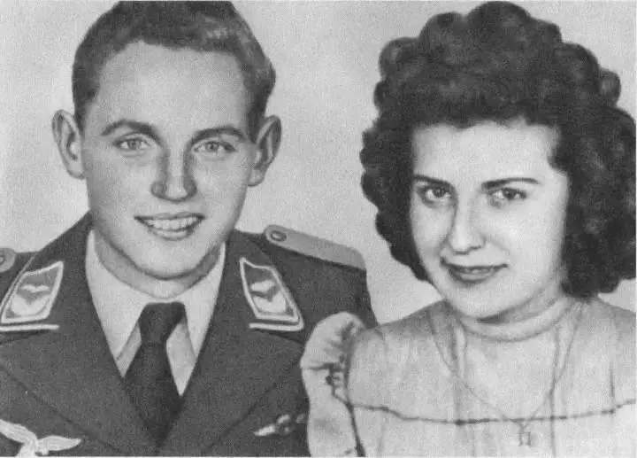 А вот и Хартман с невестой С осени 42го до конца войны он совершил 1425 - фото 59