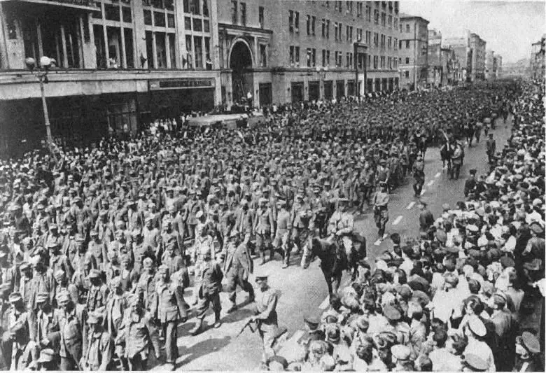 1944й улица Горького Идут немцы Марш явно не победный Ну вот она - фото 64