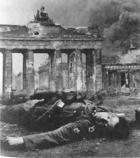 У Бранденбургских ворот А этот снимок сделан 9 мая 1945 года - фото 69