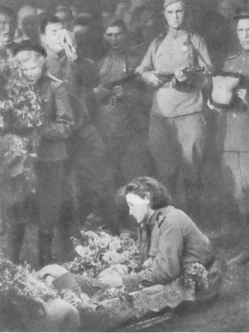 А этот снимок сделан 9 мая 1945 года Подписи побежденного - фото 70