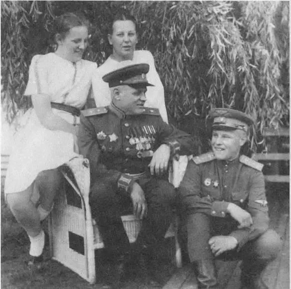 Член Военного совета генерал Телегин с семьей Справа его сын Костя тоже - фото 85