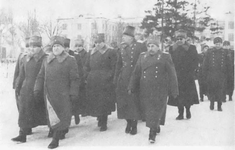Жуков с маршалами на пути в столовую Еще у власти Никита и его наставник - фото 89