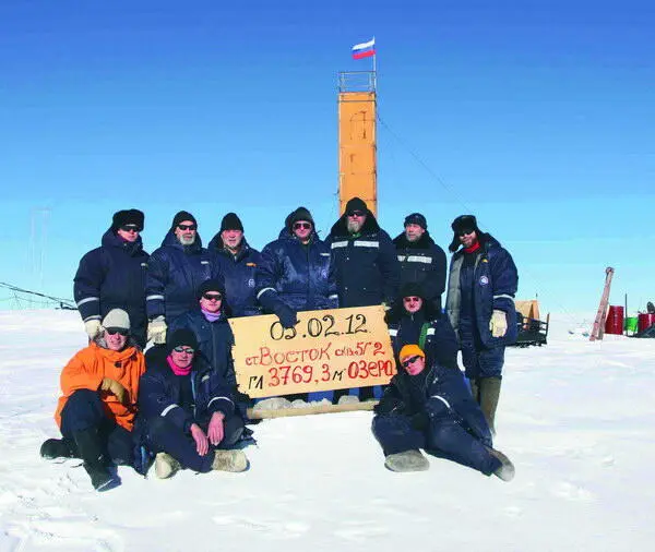 Памятная фотография по достижении новой рекордной глубины бурения 2012 год - фото 33