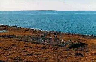 Развалины бараков лагеря у фактории Медвежка Фото автора 2005 г Помпа на - фото 122