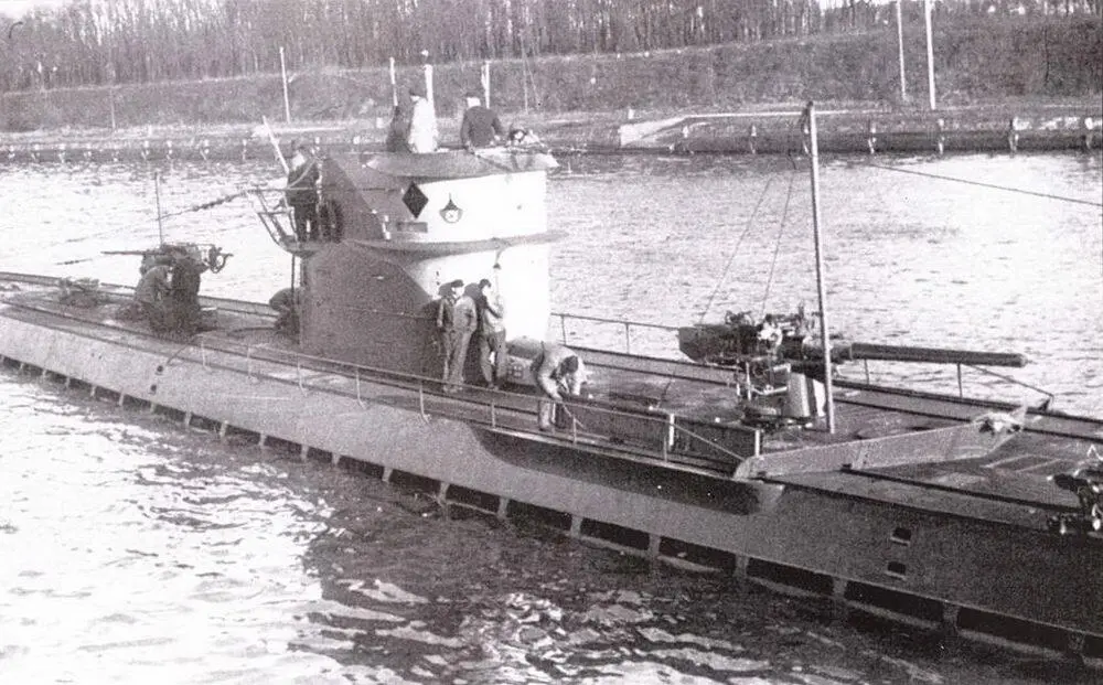 U 67 в канале Кайзера Вильгельма по пути в Киль для испытаний 29 января 1941 - фото 10