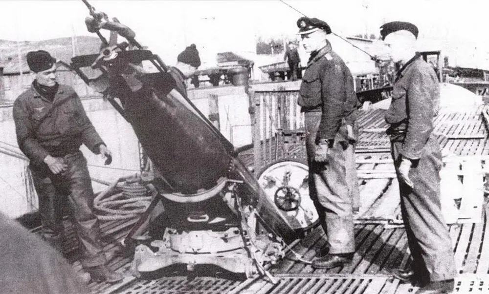 Загрузка торпеды через передний люк на U 868 в апреле 1944 г Ни транспортной - фото 13