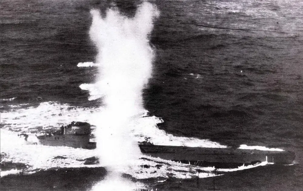 На снимке внизу подлодка U 189 во время атаки британским Либерейтером из - фото 5