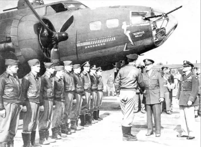 Знаменитый MEMPHIS BELLE и экипаж Красотки по возвращении в США Самолет и - фото 91