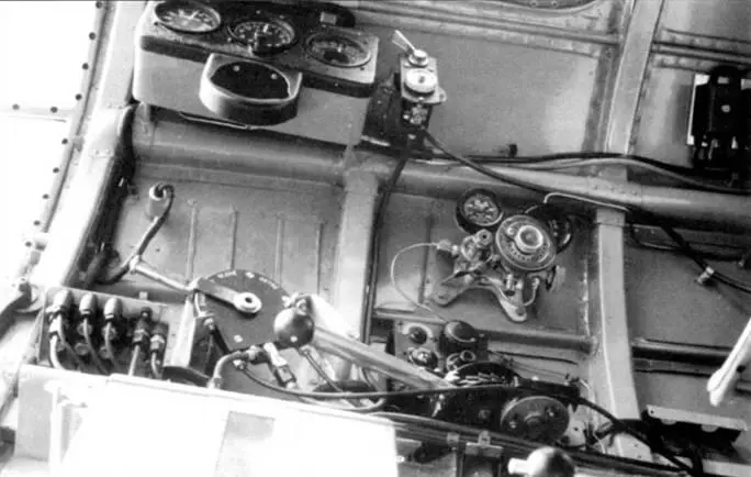 Приборы и органы управления по правому борту в кабине штурмана самолета В71 - фото 38