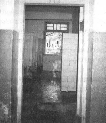 Чанша студенческий туалет где утром 23 мая 1968 г на водопроводной трубе над - фото 5