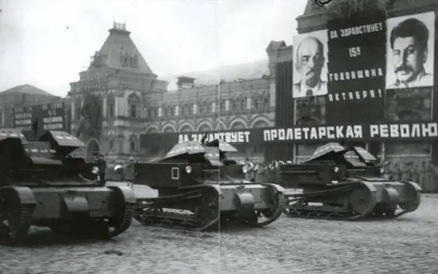 Танкетки Т27 проходят по Красной площади 7 ноября 1932 года Танкист на - фото 13