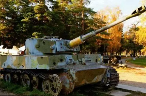 Подбитый немецкий танк Pz Kpfw VI в Мемориальном военном комплексе в Снегирях - фото 9