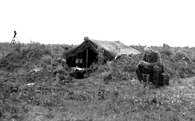 Палатка Вюстера тоже старательно вкопана Самая большая угроза осколки - фото 39