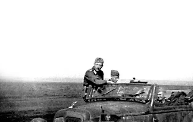 Подполковник фон Штрумпф движется в штабной машине конфискованный кабриолет - фото 73
